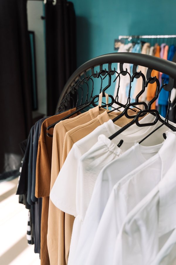 Les portants de vêtements pour épicerie : guide pratique et plaisant